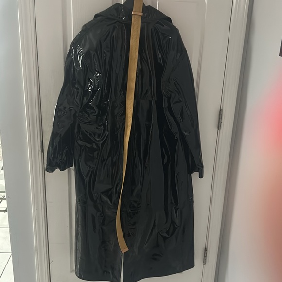 Tory Burch Patent Trench Coat Black
Colorblock Pattern
Button Closure - Picture 5 of 8